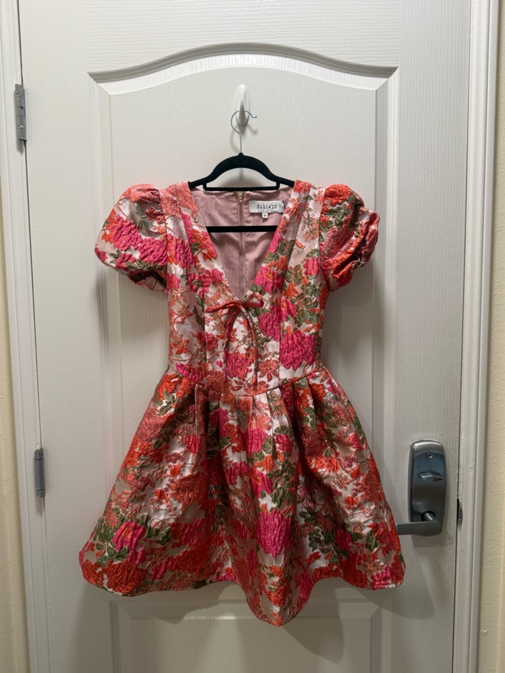 Elliatt Floralie Short Sleeve Mini Dress in Pink Floral size XS NWT Flaw!!! - Picture 4 of 7